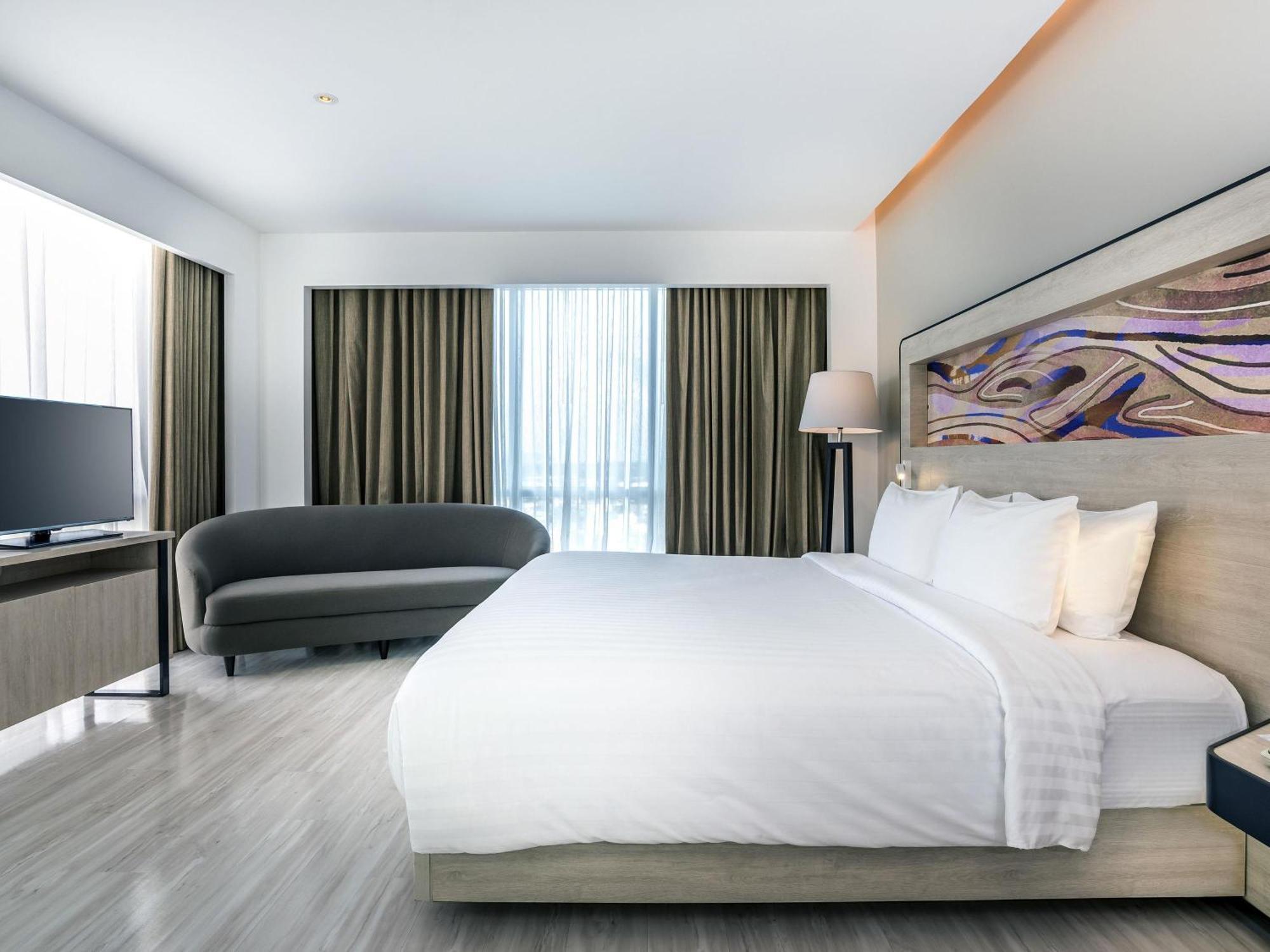 Executive Suite,1717035414:JPEG